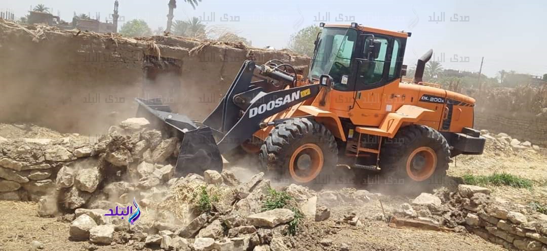 ازالة ٥١ حالة تعدى على الأراضي الزراعية بالأقصر
