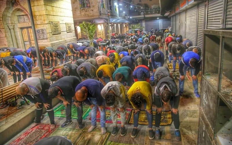  مئات الالاف يصلون الفجر بمساجد الضفة