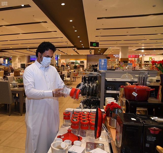 فتح المحلات بالسعودية 