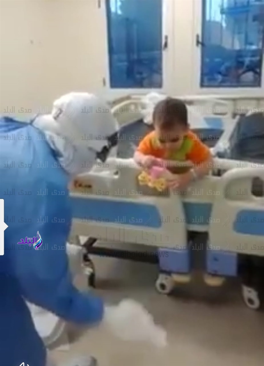 ممرضات مستشفى ناصر يدعمون الطفل سيد أصغر مصاب بكورونا ..صور