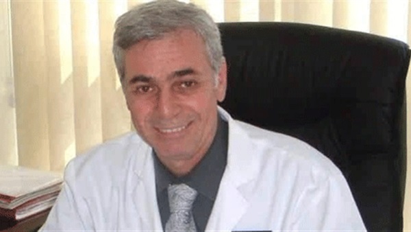  الدكتور أيمن السيد سالم أستاذ ورئيس قسم الصدر بقصر العيني ج