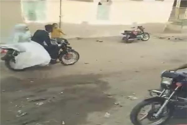  زفاف عروسة على موتوسيكل 