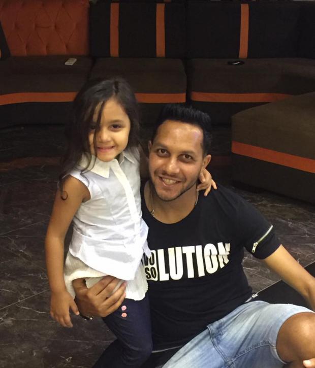 الراحل علاء علي وابنته