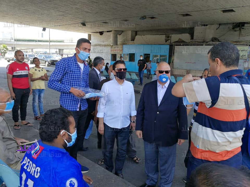 محافظ القاهرة يوزع الكمامات على المواطنين.. صور