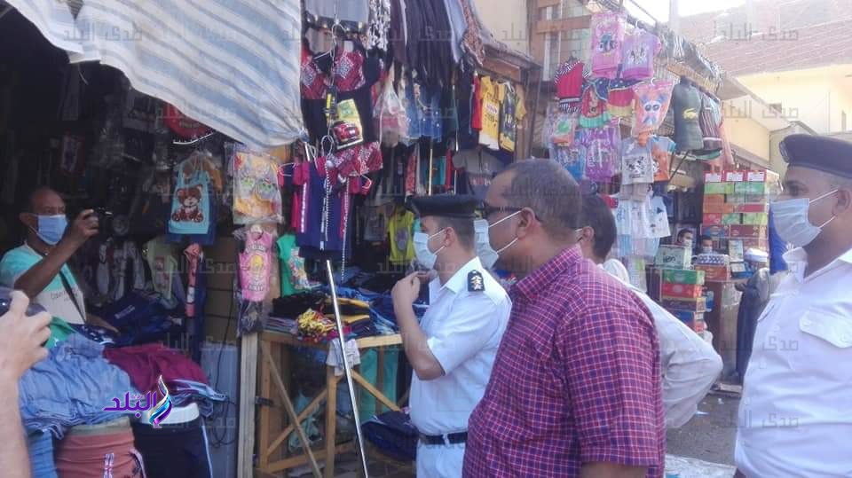 شرطة الأقصر تلزم المواطنين بارتداء الكمامة