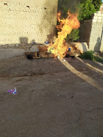 اشعال النيران فى نعش