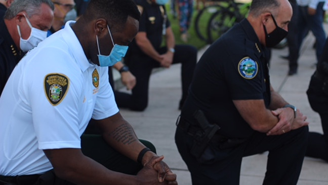  الشرطة الأمريكية تتضامن مع المحتجين على مقتل فلويد.