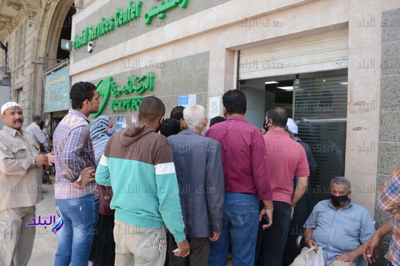 ازدحام على مكاتب البريد 