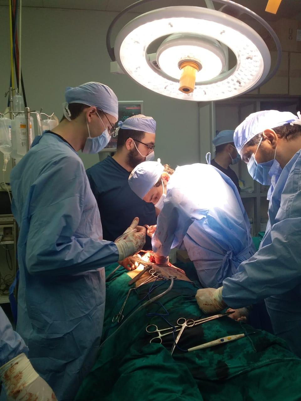 جانب من العملية الجراحية  جانب من العملية الجراحية