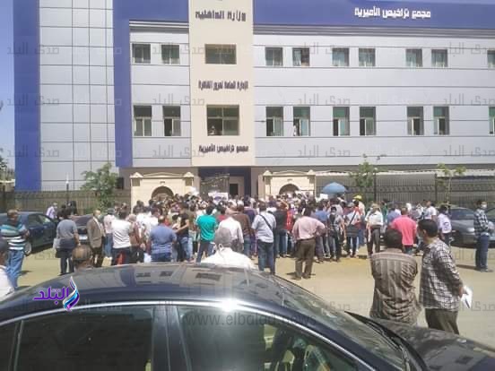 زحام من المواطنين امام مجمع مرور الاميرية