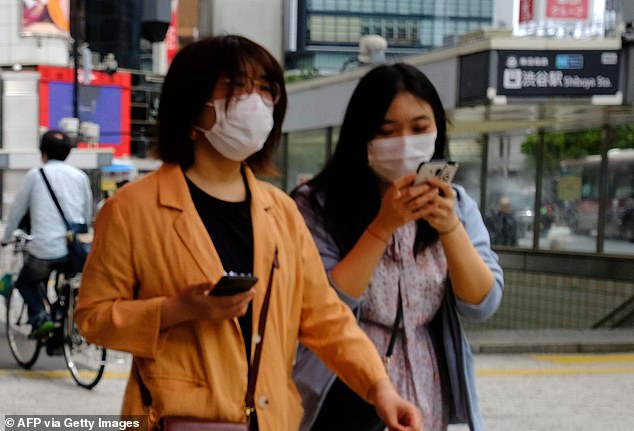 اليابان تعتزم تجريم النظر إلى الهواتف أثناء السير في الشوارع