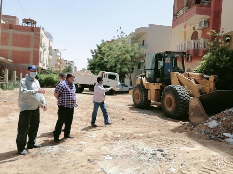 رئيس مدينة الغردقة يتابع عمليات رفع مخلفات المبانى