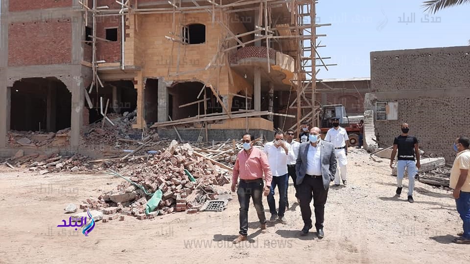 نائب محافظ الجيزة يقود حملة ازالة لعقار مخالف