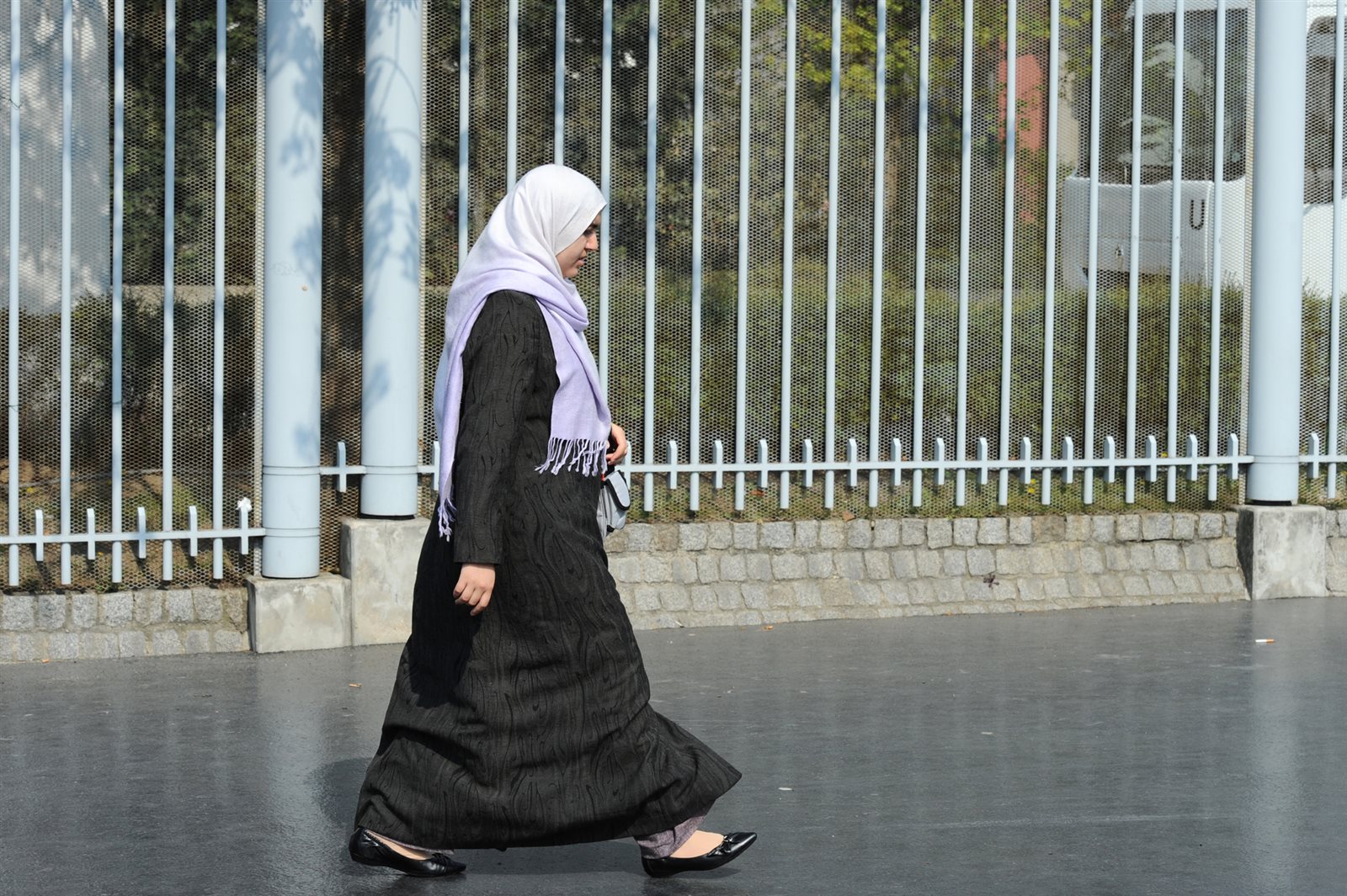 أمين الفتوى: ستر الجسد ما عدا الوجه والكفين فرض شرعي  أمين الفتوى: ستر الجسد ما عدا الوجه والكفين فرض شرعي