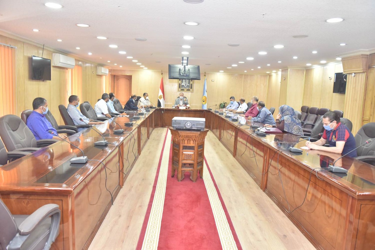 محافظ أسيوط يجتمع بمسئولي مشروع الثروة الحيوانية 