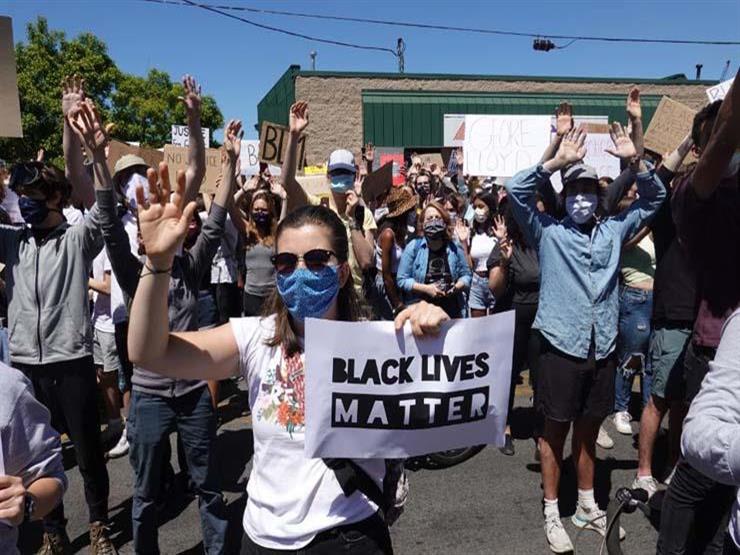  مئات يحتشدون وسط تورونتو في مظاهرة ضد العنصرية