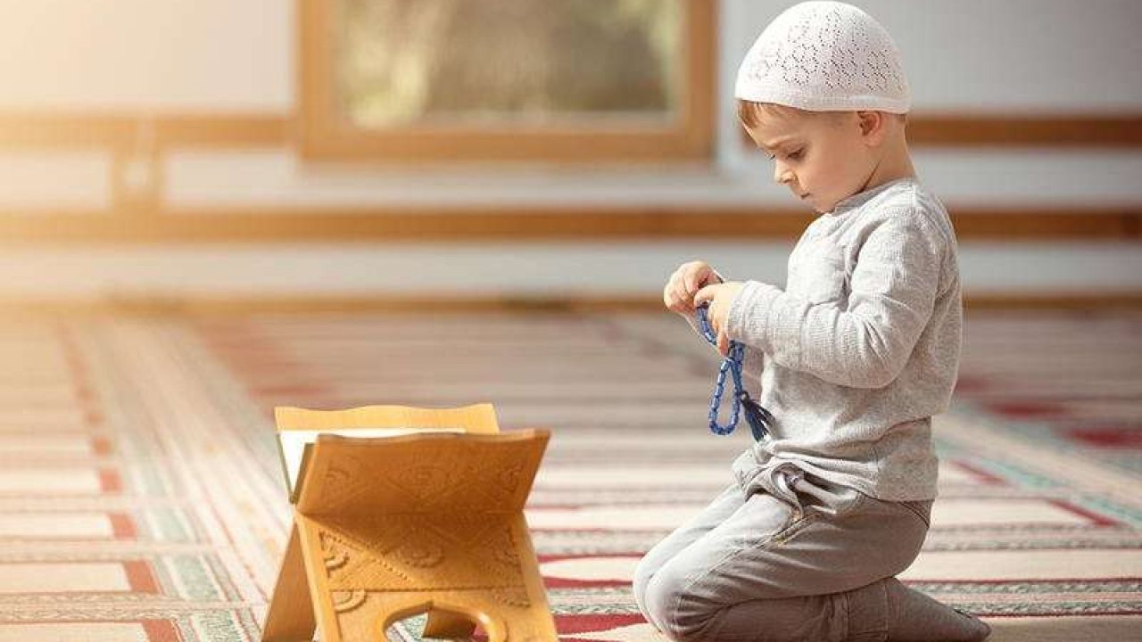 حكم صلاة الأطفال مع أبيهم في الصف الأول
