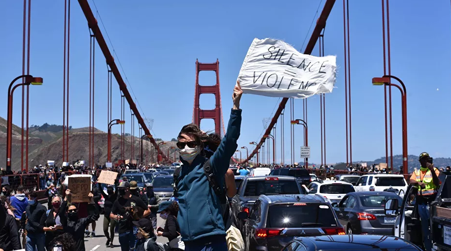 محنجون يغلقون جسر جولدن جايت في سان فرانسيسكو