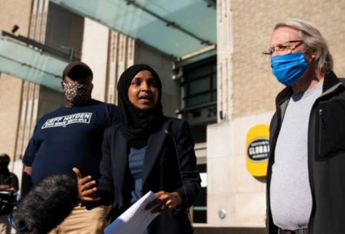 إلهان عمر خلال تواجدها في مظاهرة بمدينة مينيابوليس