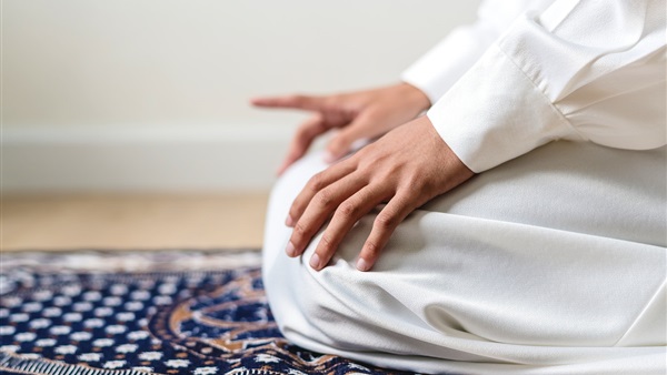 نسيت التشهد الأول وسجود السهو.. الإفتاء توضح ماذا عليك أن ..