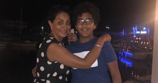 وفاء عامر وابنها 