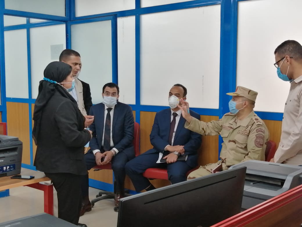 محافظ المنيا خلال اجتماعه 