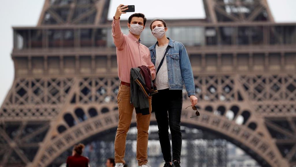 أمام برج إيفل