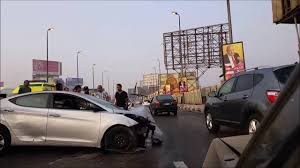 تصادم سيارتين أعلى كوبري أكتوبر
