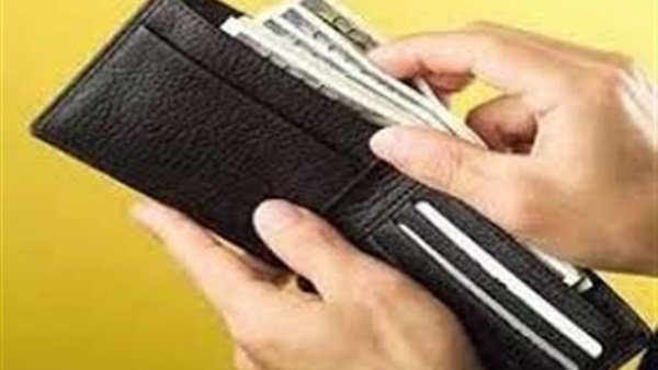 سيدة تدخر مال من زوجها دون علمه