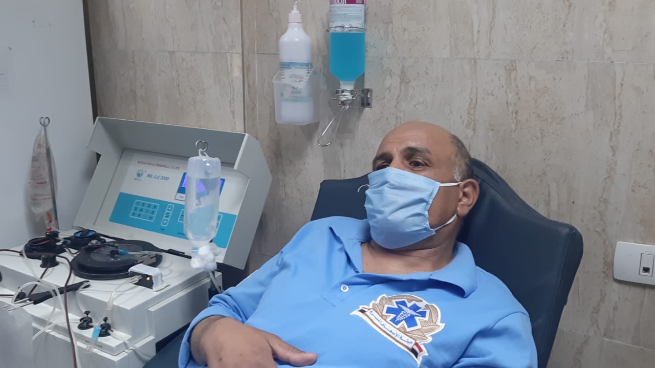 مسعف يتبرع ببلازما المتعافين