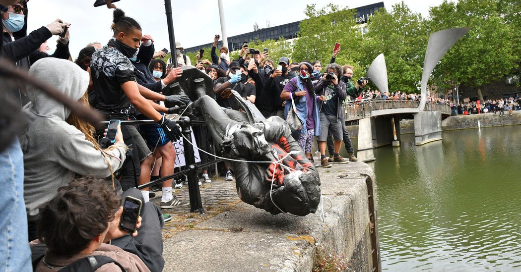 لحظات هدم تمثال - أرشيفية لحظات هدم تمثال - أرشيفية