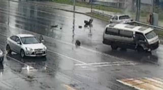 طفل يسقط من سيارة مسرعة