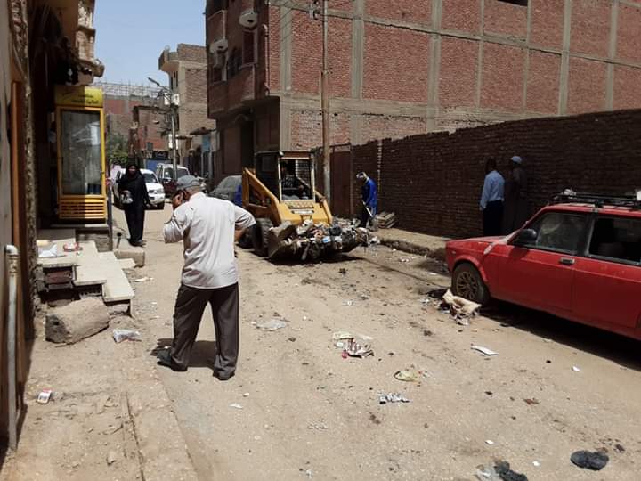 عربات لتجميع مخلفات القمامة بادفو