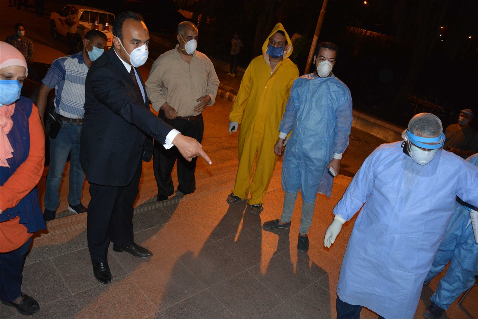 نائب محافظ المنيا يشدد علي التزام الأطقم الطبية 