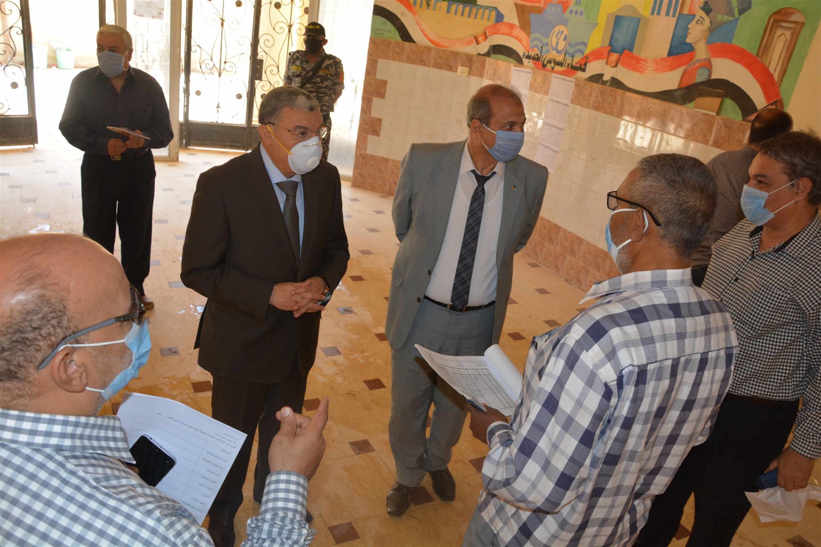 محافظ المنيا يتفقد تجهيزات لجان امتحانات الثانوية العامة