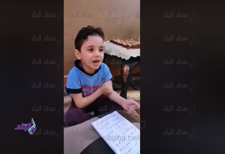 طفل يغني قواعد اللغة العربية