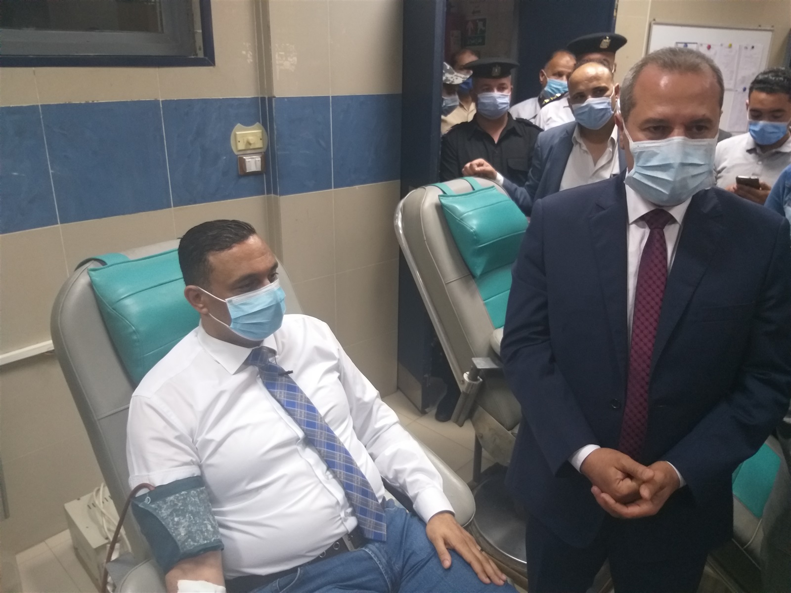 محافظ الدقهلية يتبرع ببلازما الدم  محافظ الدقهلية يتبرع ببلازما الدم