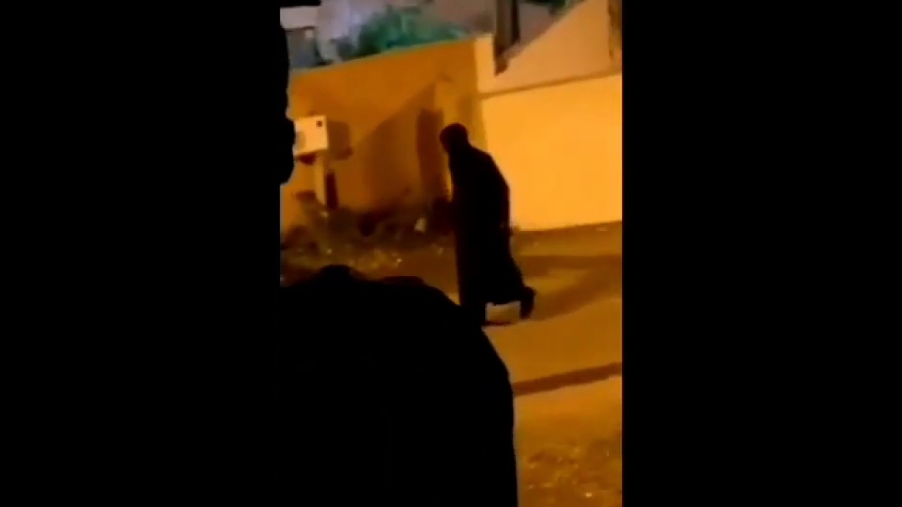 شخص يرتدي جلباب اسود يثير الرعب في نفوس السعوديين