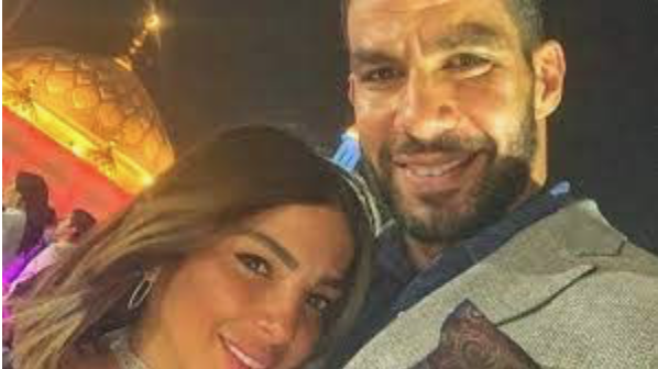 شريف اكرامي وزوجتة 