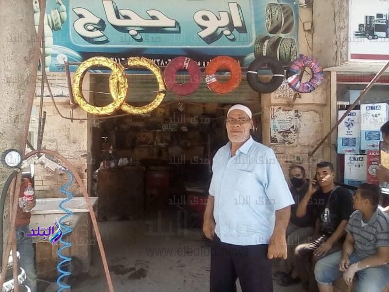 أبو حجاج يعود إلى ورشته لإصلاح الكاوتش
