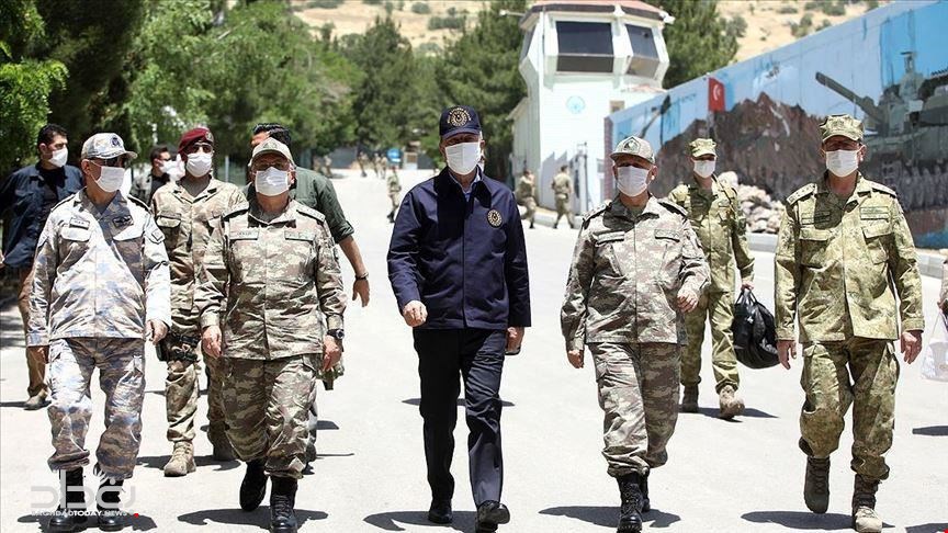 وزير الدفاع التركي يجتمع بقادة جيشه على الخط الحدودي العراق