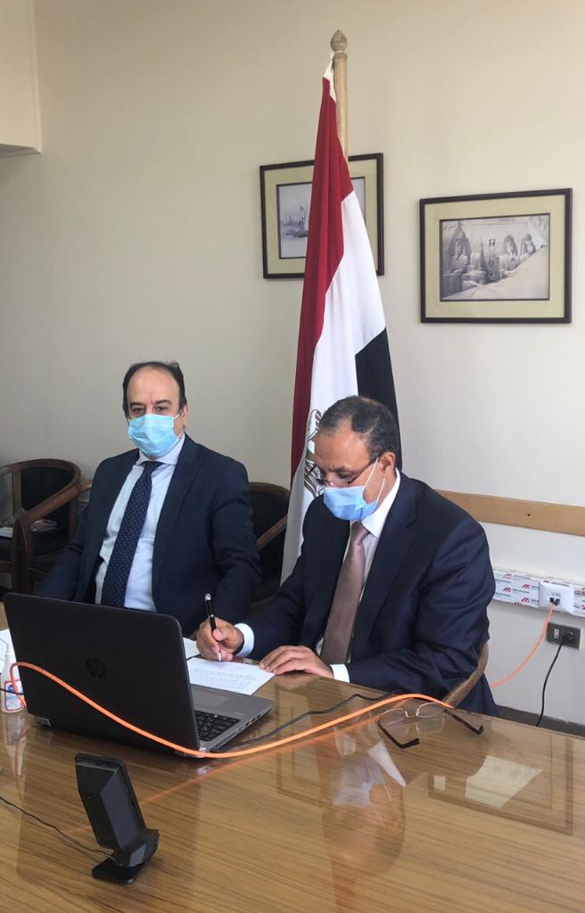 السفير بدر عبد العاطي يمين الصورة