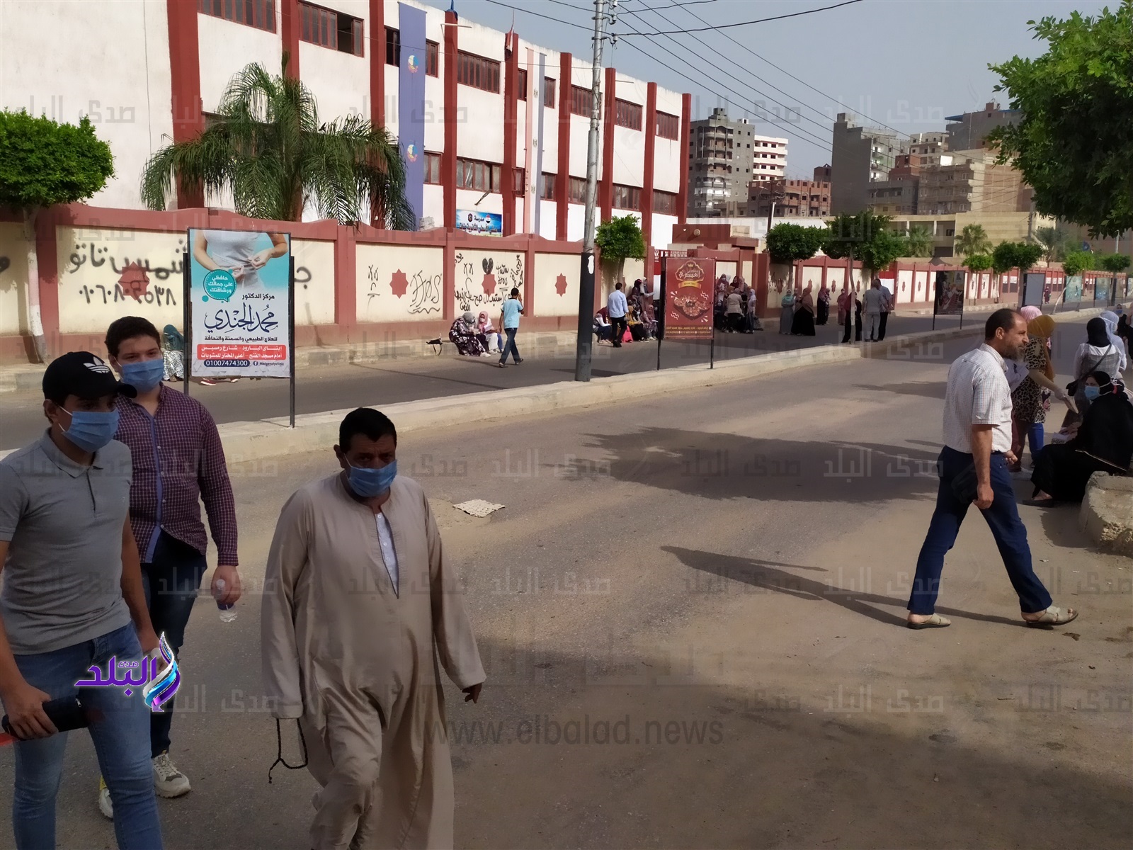توافد طلاب وطالبات الثانوية العامة على لجان الامتحانات