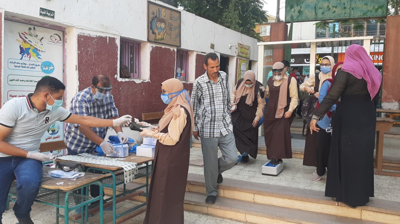 توافد طلاب الثانوية العامة على لجان الامتحانات