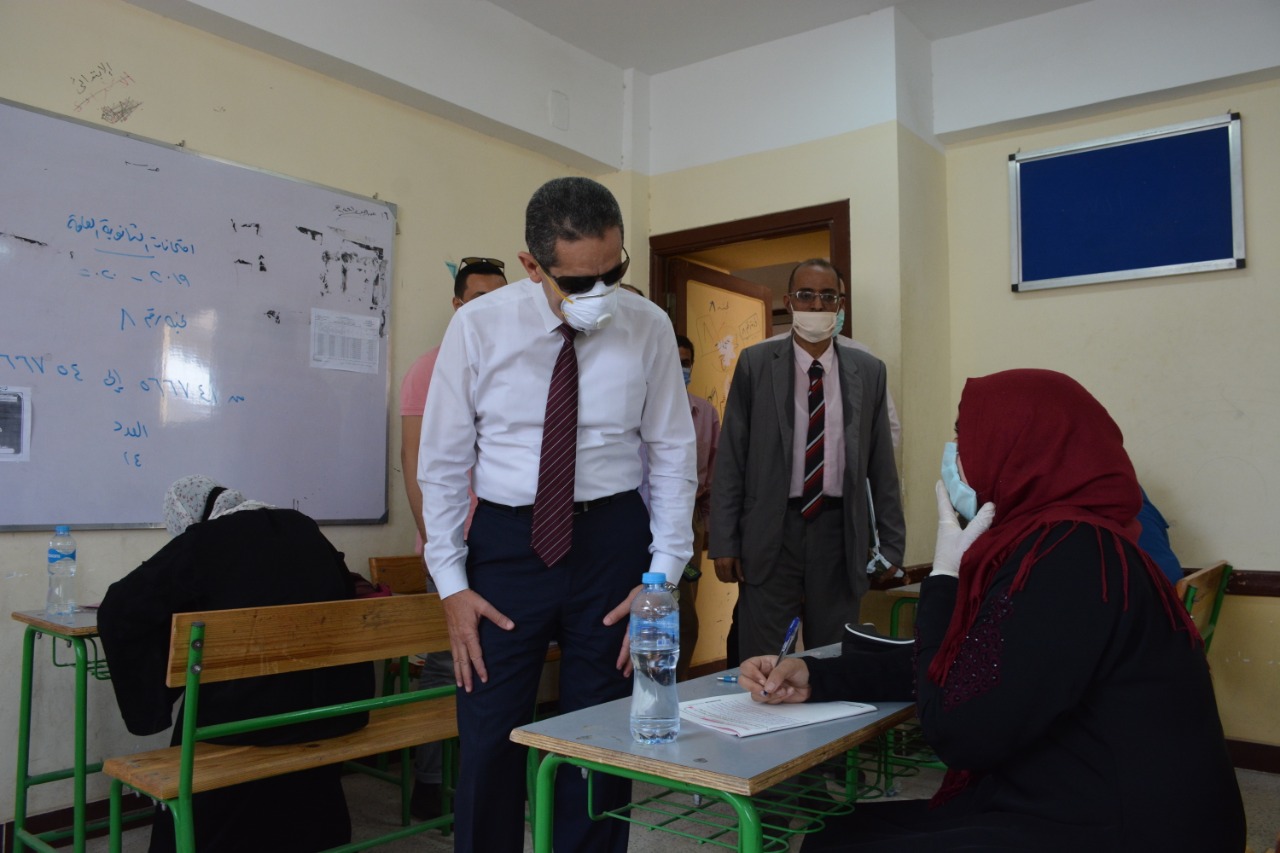 محافظ الغربية يتفقد لجان امتحانات الثانوية العامة