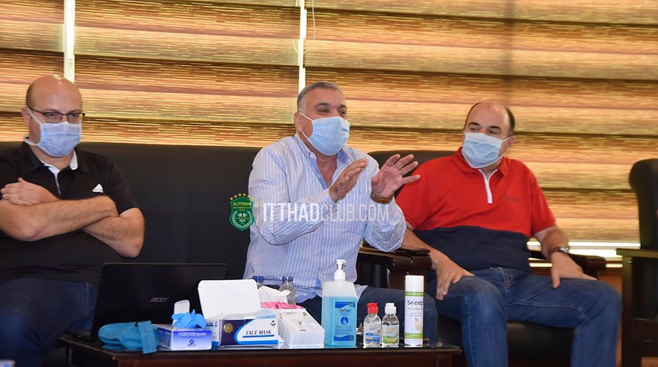 مدير الكرة وطبيب الاتحاد  يستعرضان الإجراءات الوقائية