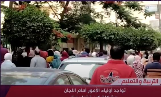 تجمهر  أولياء الامور أمام اللجان