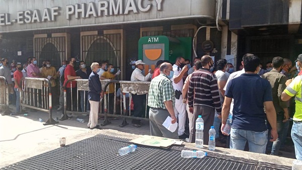 تزاحم المواطنين أمام صيدلية الإسعاف