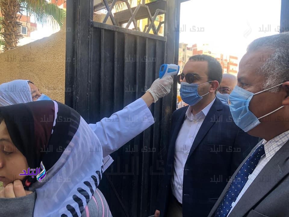 محافظ الاسماعيلية خلال جولته