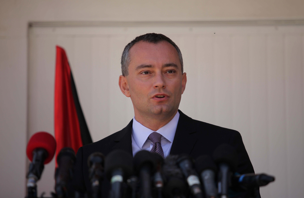 ملادينوف يطالب الفلسطينيين والإسرائيليين بالعودة للمفاوضات